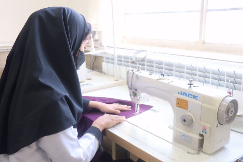 تجهیز کارگاه خیاطی به همت خیریه دکتر نراقی و سرکار خانم نهاله نراقی High School of Art and Design By Dr Naraghi's Charity
