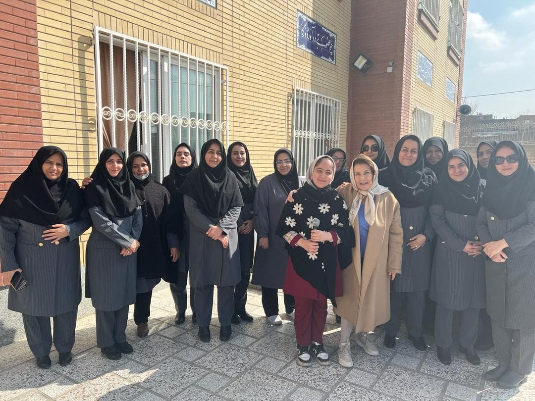 حضور موسس خیریه دکتر نراقی در مدرسه ابتدایی - اکتوورکو