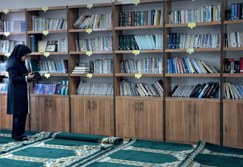 کتابخوانه دبیرستان دخترانه باقر طاهباز؛ تاسیس شده توسط خیریه دکتر مصطفی نراقی